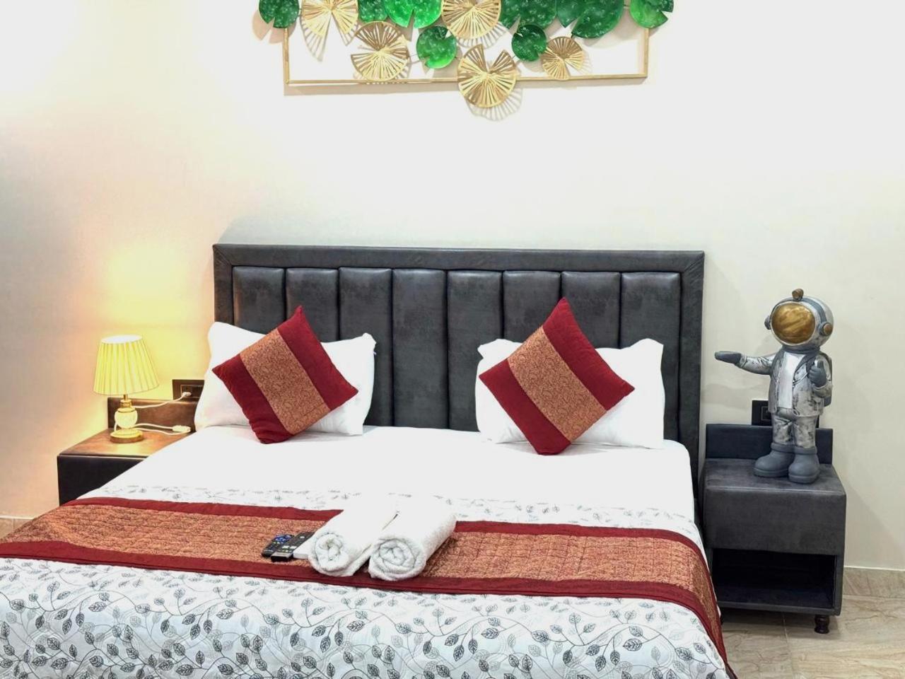 Fortune Service Studio, J-267 Saket Apartment