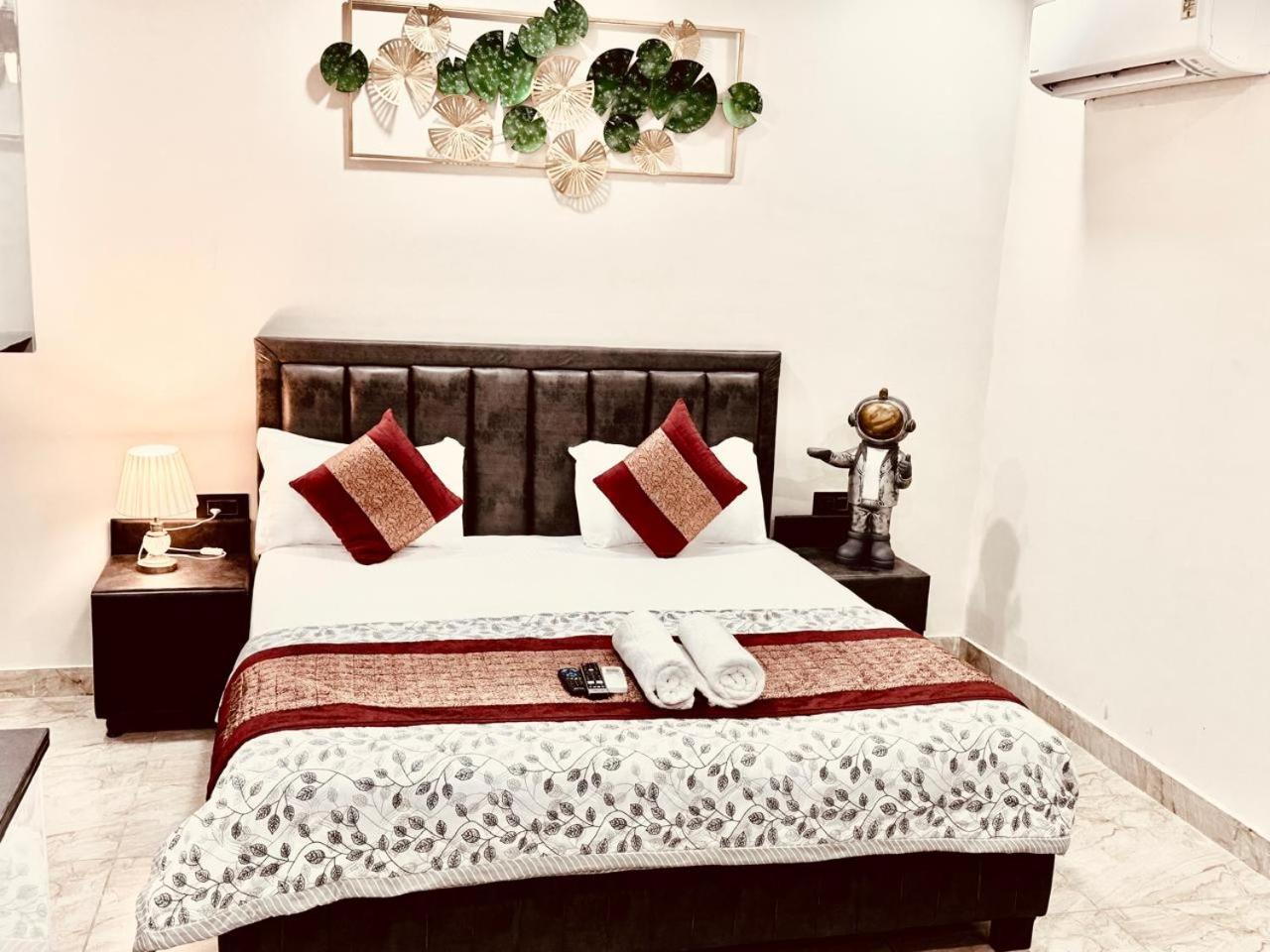 Fortune Service Studio, J-267 Saket * New Delhi